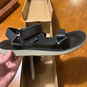 TEVAs Black Leather Hurricane Sandals Size 10